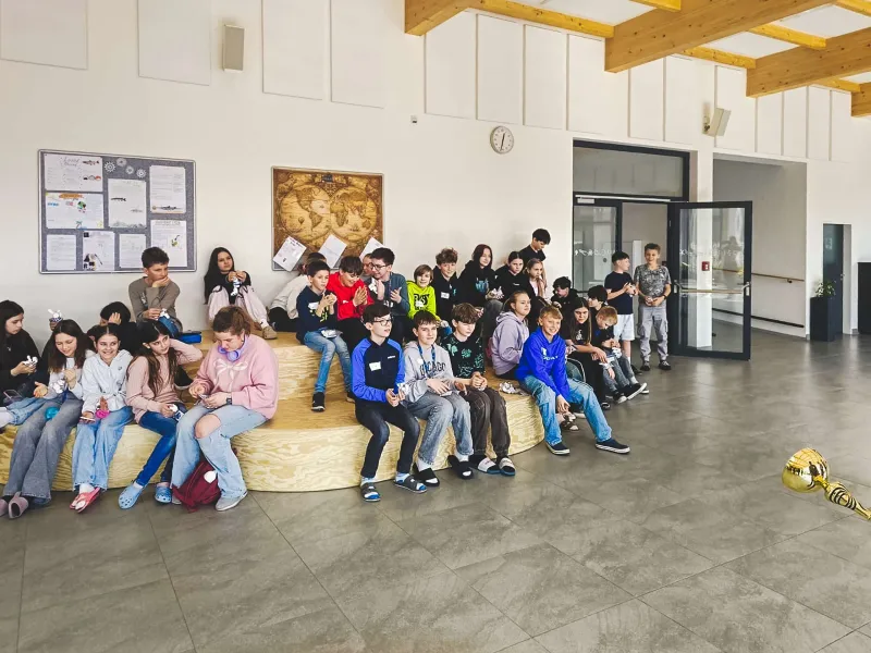 VEX_IQ_robotická_výzva_týmy_sestavují_robota