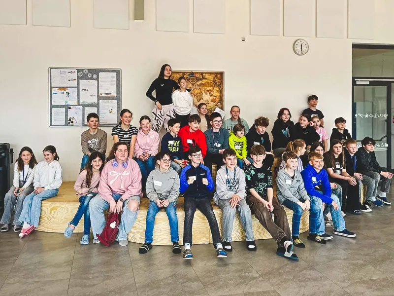 VEX_IQ_robotická_výzva_týmy_sestavují_robota