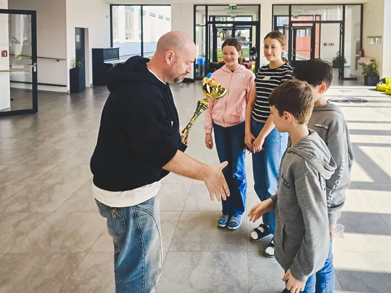 VEX_IQ_robotická_výzva_týmy_sestavují_robota