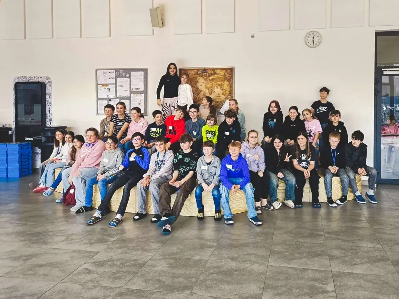 VEX_IQ_robotická_výzva_týmy_sestavují_robota