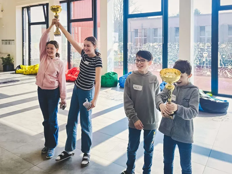 VEX_IQ_robotická_výzva_týmy_sestavují_robota