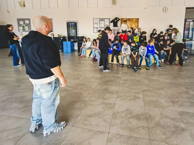 VEX_IQ_robotická_výzva_týmy_sestavují_robota