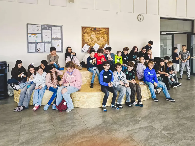 VEX_IQ_robotická_výzva_týmy_sestavují_robota