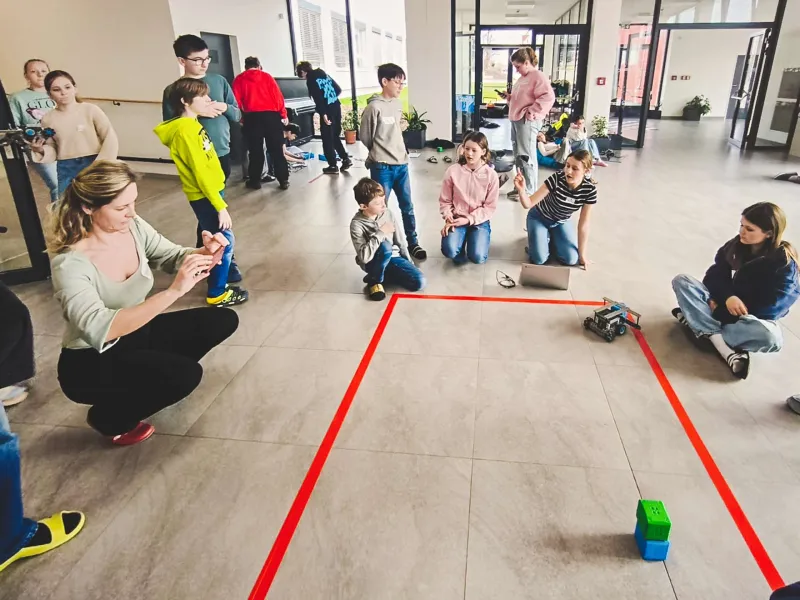 VEX_IQ_robotická_výzva_týmy_sestavují_robota