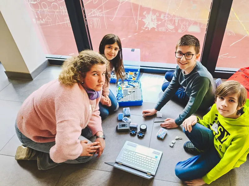 VEX_IQ_robotická_výzva_týmy_sestavují_robota