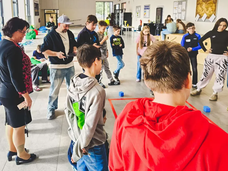 VEX_IQ_robotická_výzva_týmy_sestavují_robota