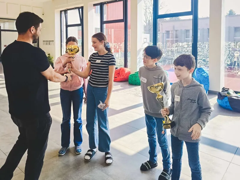 VEX_IQ_robotická_výzva_týmy_sestavují_robota