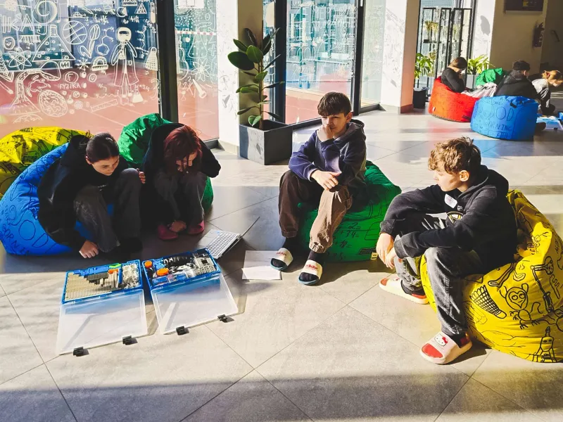 VEX_IQ_robotická_výzva_týmy_sestavují_robota