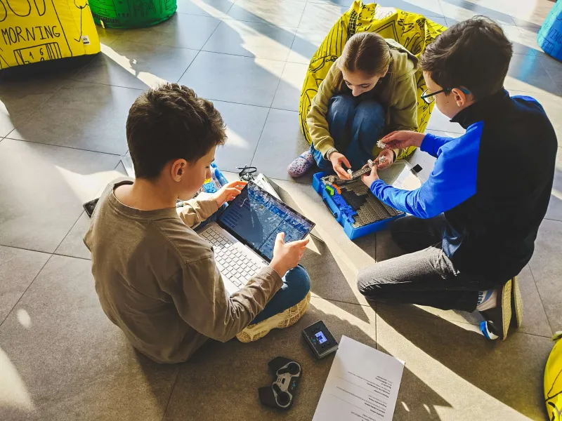 VEX_IQ_robotická_výzva_týmy_sestavují_robota