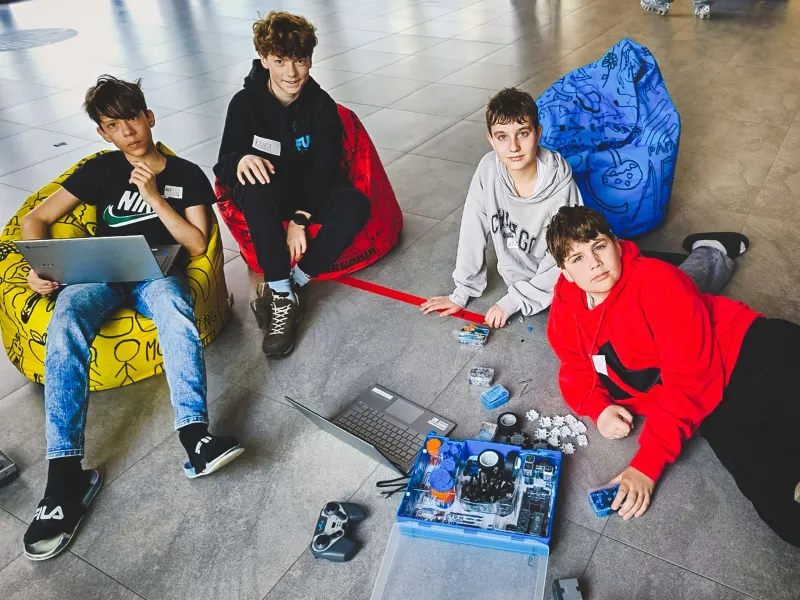 VEX_IQ_robotická_výzva_týmy_sestavují_robota