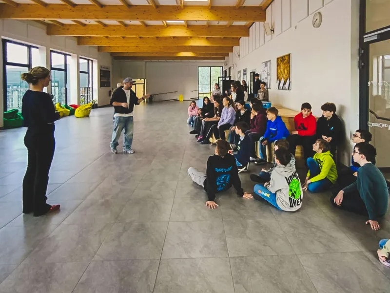 VEX_IQ_robotická_výzva_týmy_sestavují_robota