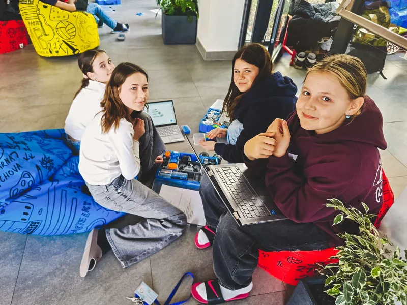 VEX_IQ_robotická_výzva_týmy_sestavují_robota