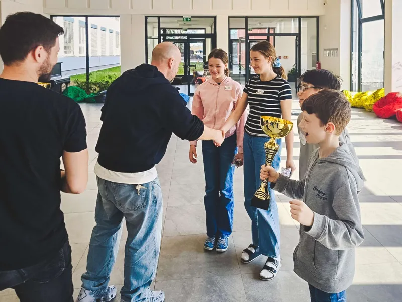 VEX_IQ_robotická_výzva_týmy_sestavují_robota