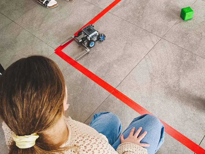 VEX_IQ_robotická_výzva_týmy_sestavují_robota