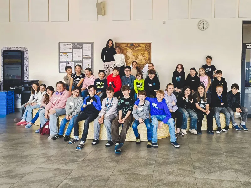 VEX_IQ_robotická_výzva_týmy_sestavují_robota