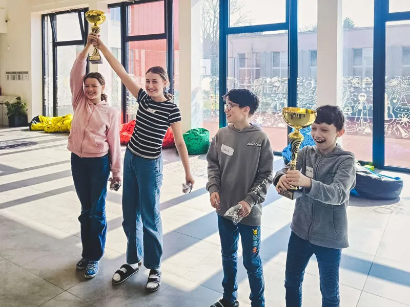 VEX_IQ_robotická_výzva_týmy_sestavují_robota