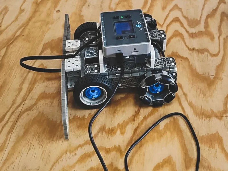 VEX_IQ_robotická_výzva_týmy_sestavují_robota