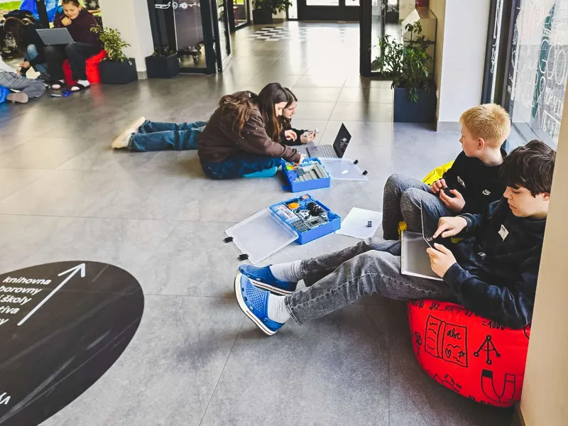 VEX_IQ_robotická_výzva_týmy_sestavují_robota