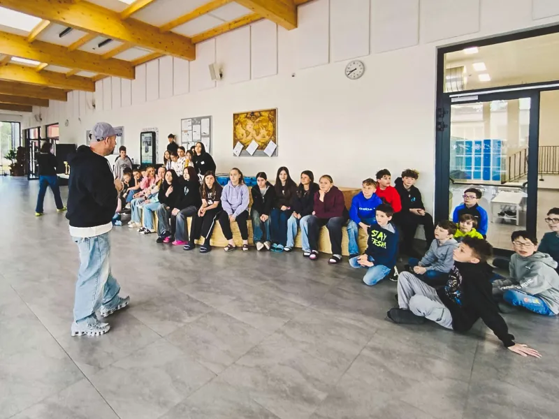 VEX_IQ_robotická_výzva_týmy_sestavují_robota