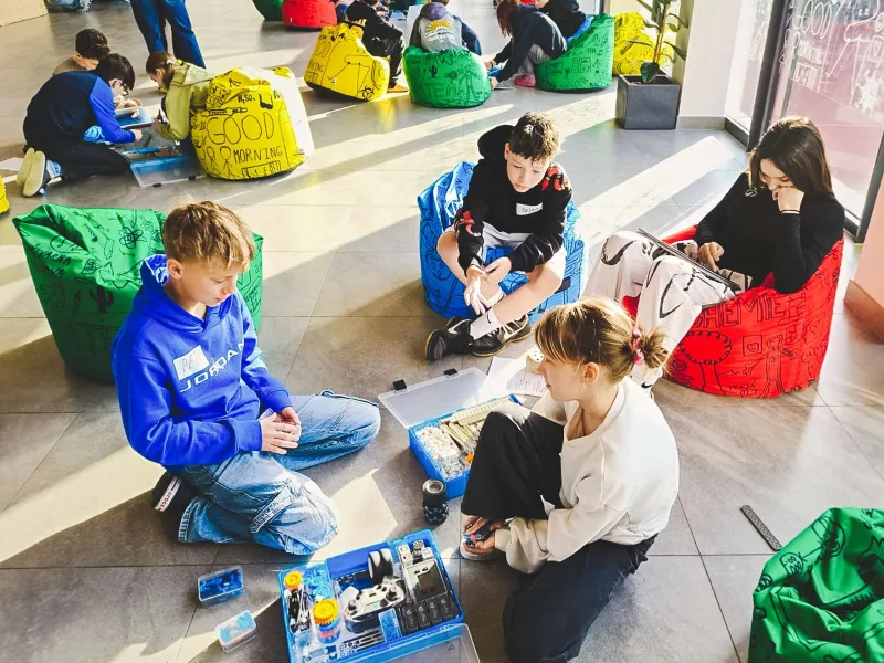 VEX_IQ_robotická_výzva_týmy_sestavují_robota