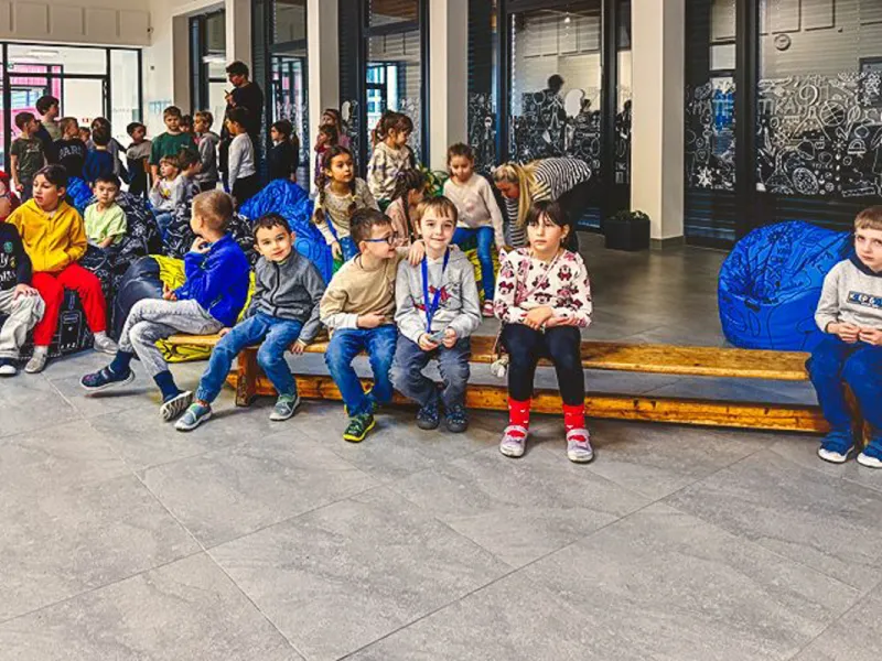 Adriana_Morenová_žáci_hovoří_s_reprezentantkou_ČR