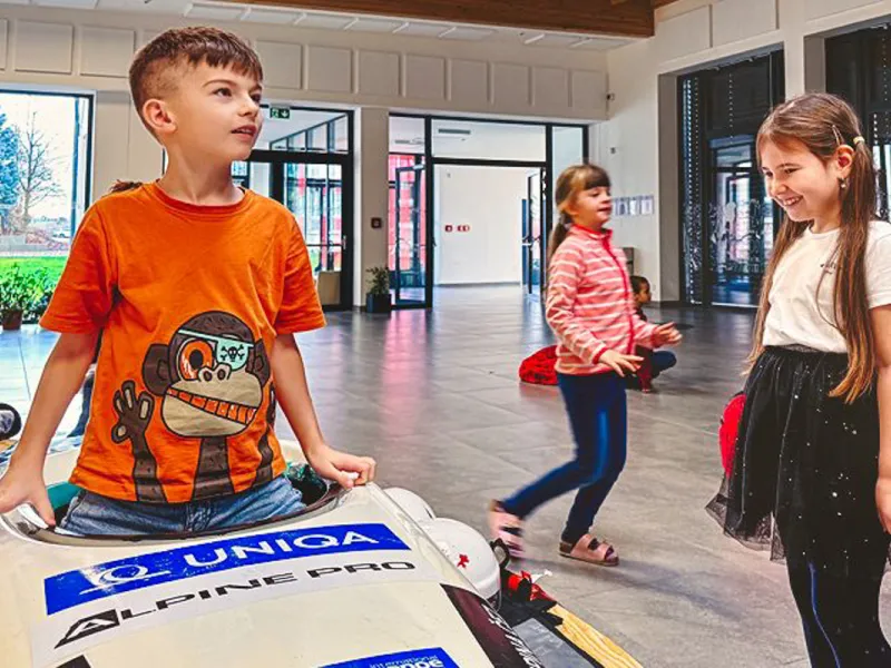 Adriana_Morenová_žáci_si_zkouší_kajakářské_vybavení