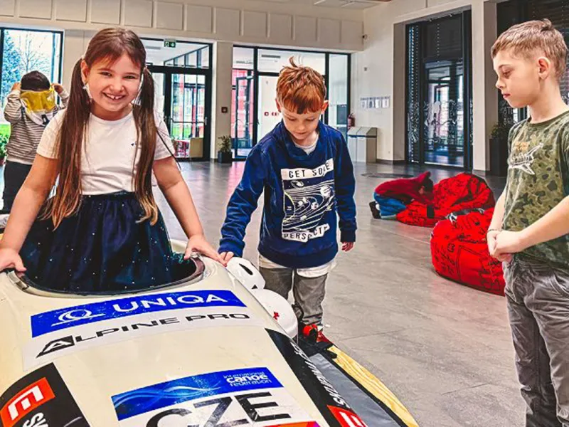 Adriana_Morenová_žáci_si_zkouší_kajakářské_vybavení