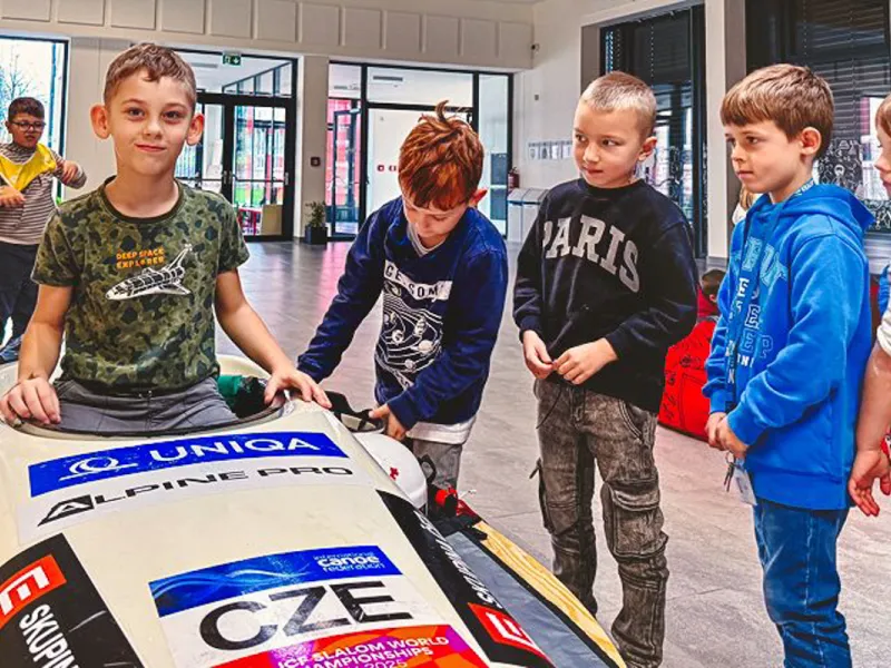 Adriana_Morenová_žáci_si_zkouší_kajakářské_vybavení