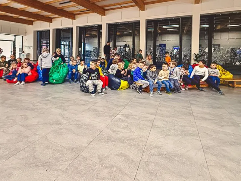 Adriana_Morenová_žáci_hovoří_s_reprezentantkou_ČR