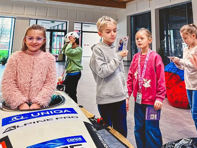 Adriana_Morenová_žáci_si_zkouší_kajakářské_vybavení