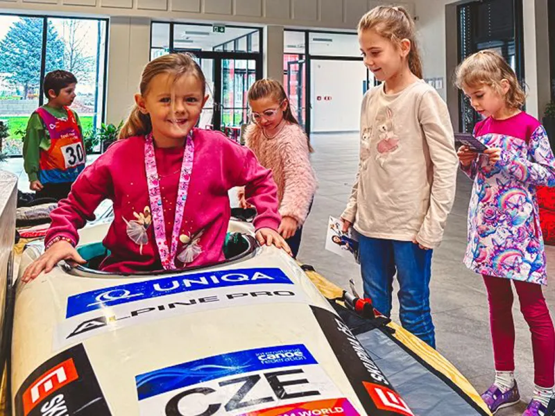 Adriana_Morenová_žáci_si_zkouší_kajakářské_vybavení