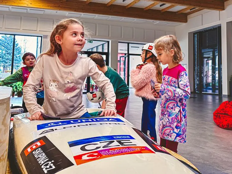 Adriana_Morenová_žáci_si_zkouší_kajakářské_vybavení