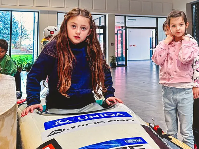 Adriana_Morenová_žáci_si_zkouší_kajakářské_vybavení