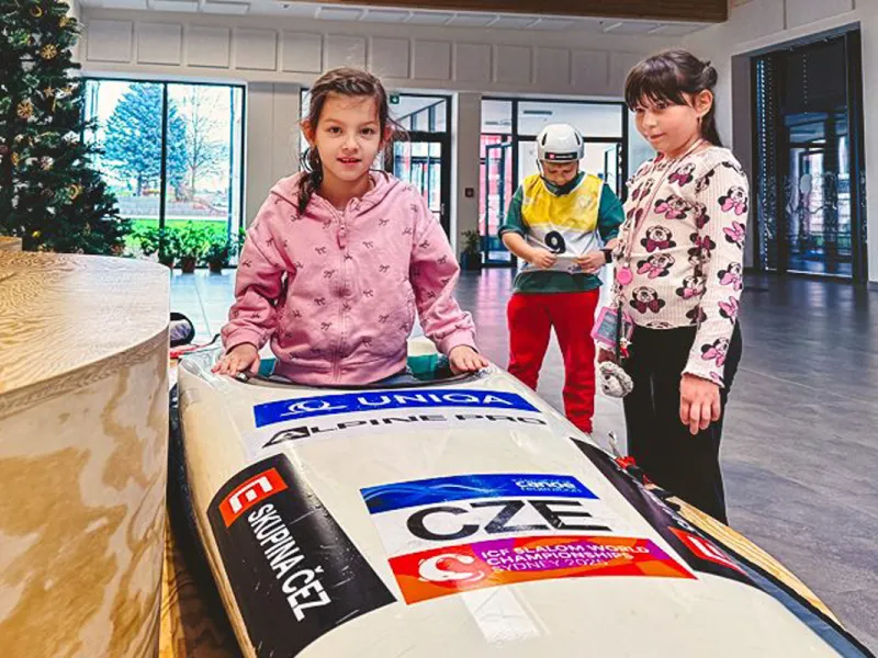 Adriana_Morenová_žáci_si_zkouší_kajakářské_vybavení