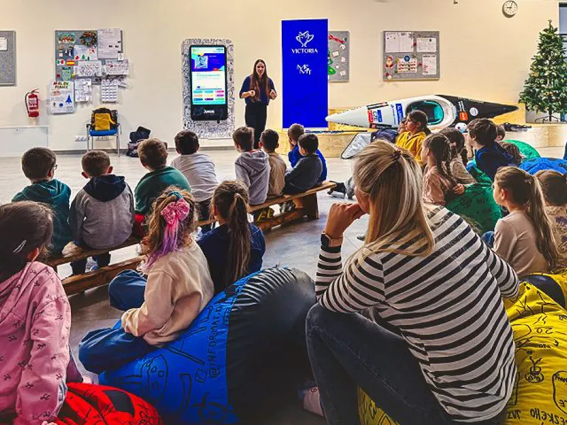 Adriana_Morenová_žáci_hovoří_s_reprezentantkou_ČR