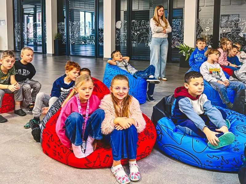 Adriana_Morenová_žáci_hovoří_s_reprezentantkou_ČR