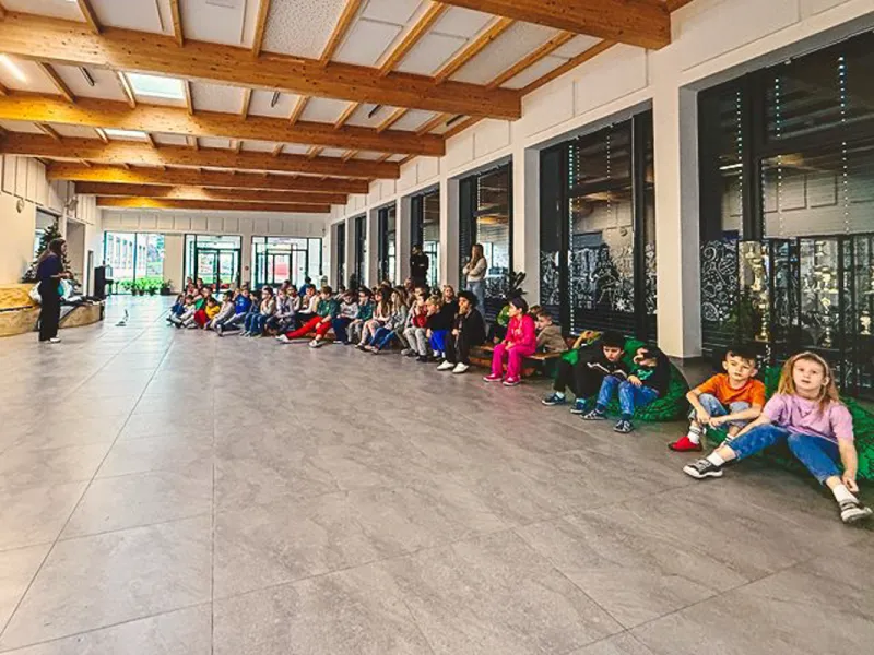 Adriana_Morenová_žáci_hovoří_s_reprezentantkou_ČR