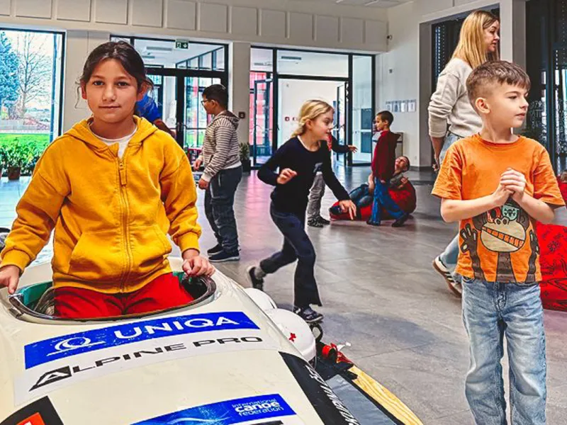 Adriana_Morenová_žáci_si_zkouší_kajakářské_vybavení