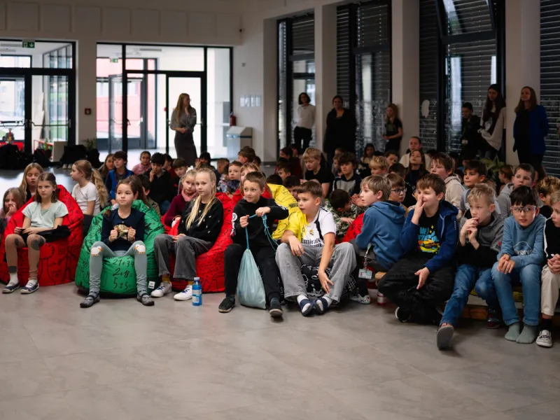 Adriana_Morenová_žáci_hovoří_s_reprezentantkou_ČR