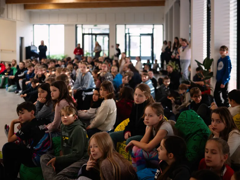 Adriana_Morenová_žáci_hovoří_s_reprezentantkou_ČR