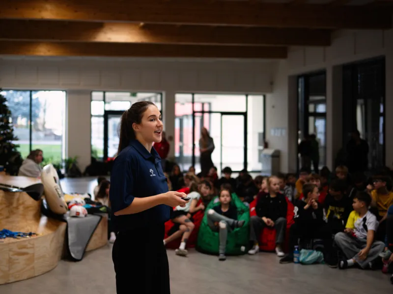 Adriana_Morenová_žáci_hovoří_s_reprezentantkou_ČR