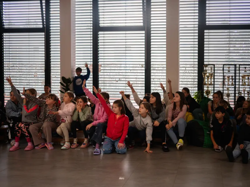 Adriana_Morenová_žáci_hovoří_s_reprezentantkou_ČR