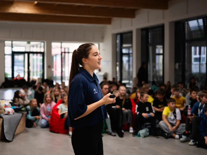 Adriana_Morenová_žáci_hovoří_s_reprezentantkou_ČR