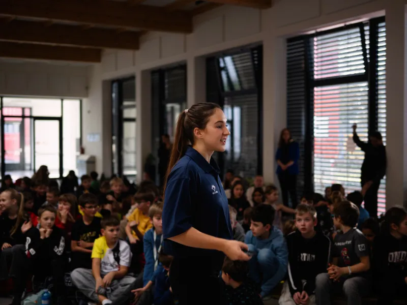 Adriana_Morenová_žáci_hovoří_s_reprezentantkou_ČR