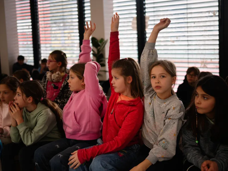 Adriana_Morenová_žáci_hovoří_s_reprezentantkou_ČR