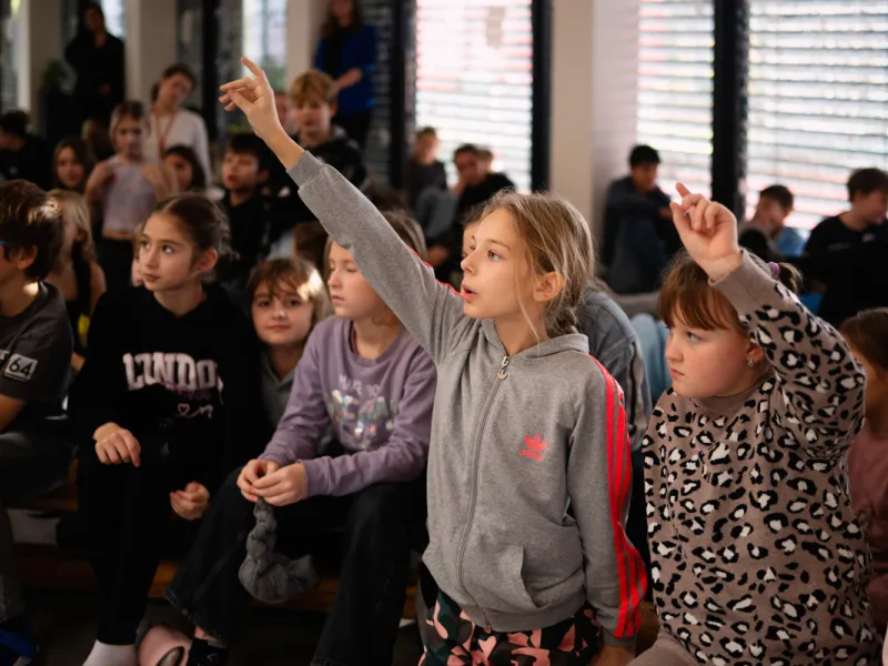 Adriana_Morenová_žáci_hovoří_s_reprezentantkou_ČR