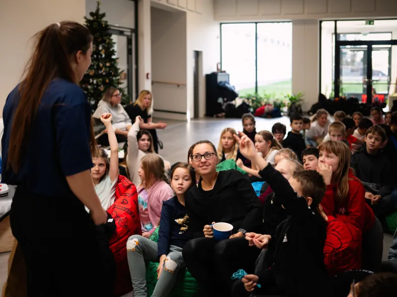 Adriana_Morenová_žáci_hovoří_s_reprezentantkou_ČR