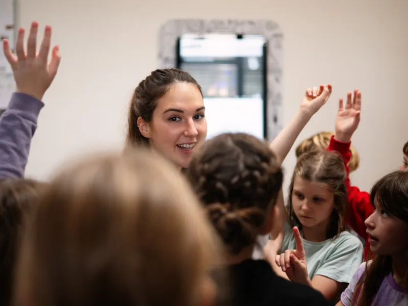 Adriana_Morenová_žáci_hovoří_s_reprezentantkou_ČR