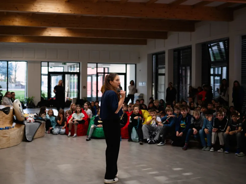 Adriana_Morenová_žáci_hovoří_s_reprezentantkou_ČR