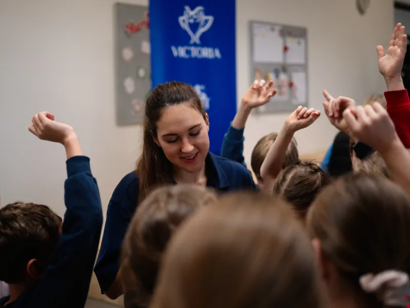 Adriana_Morenová_žáci_hovoří_s_reprezentantkou_ČR